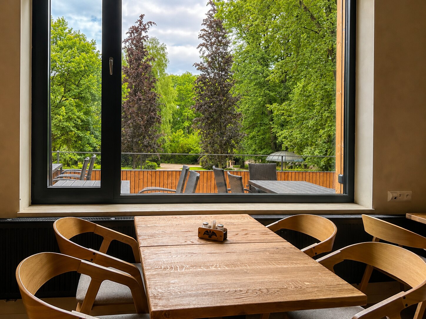 Restaurace Javorka s výhledem do parku