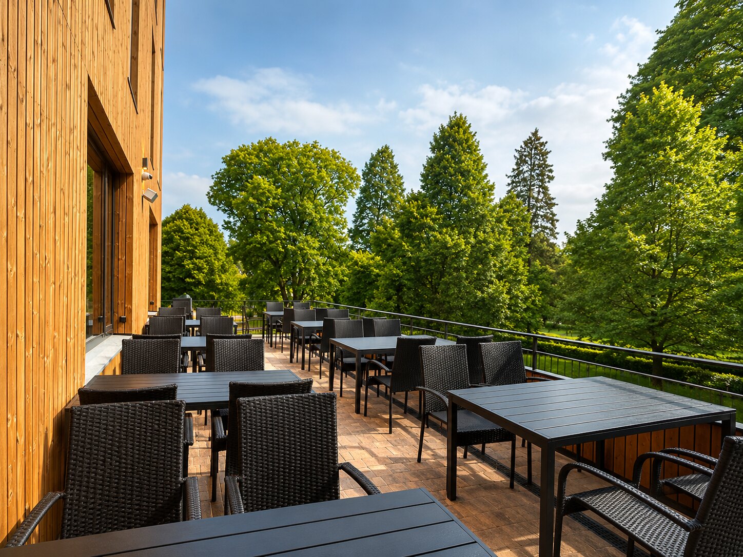 Klidná terasa Hotelu Javorka v parku